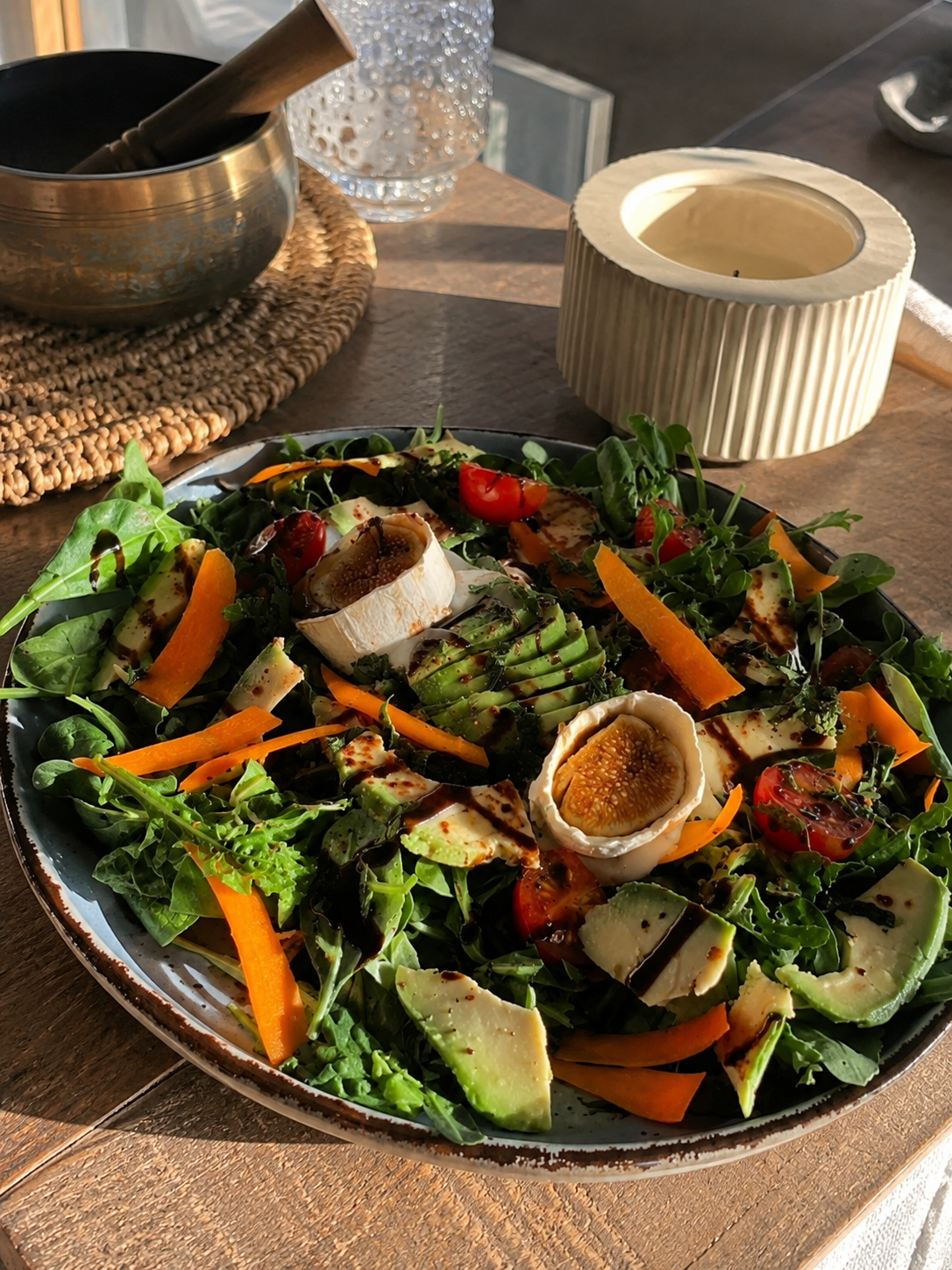 Bunter Salat mit Avocado, Feigen, Käse, Möhren und Tomaten