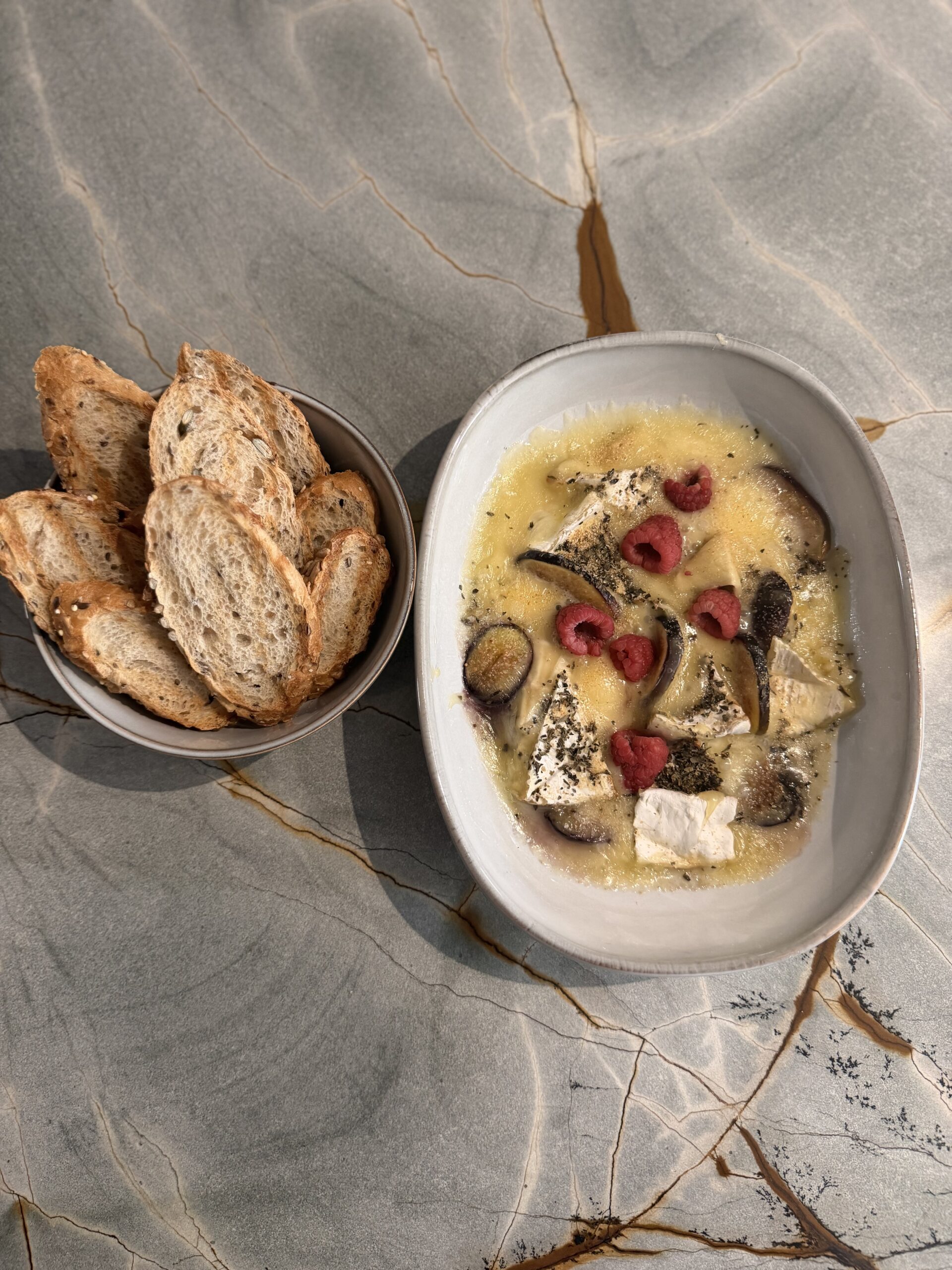 Vegetarisches Ofengericht mit Käse, Feigen und Himbeeren