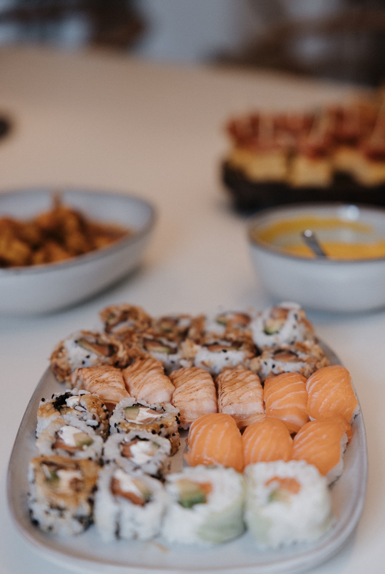 Sushi-Auswahl mit Lachs, Nigiri und verschiedenen Maki-Rollen