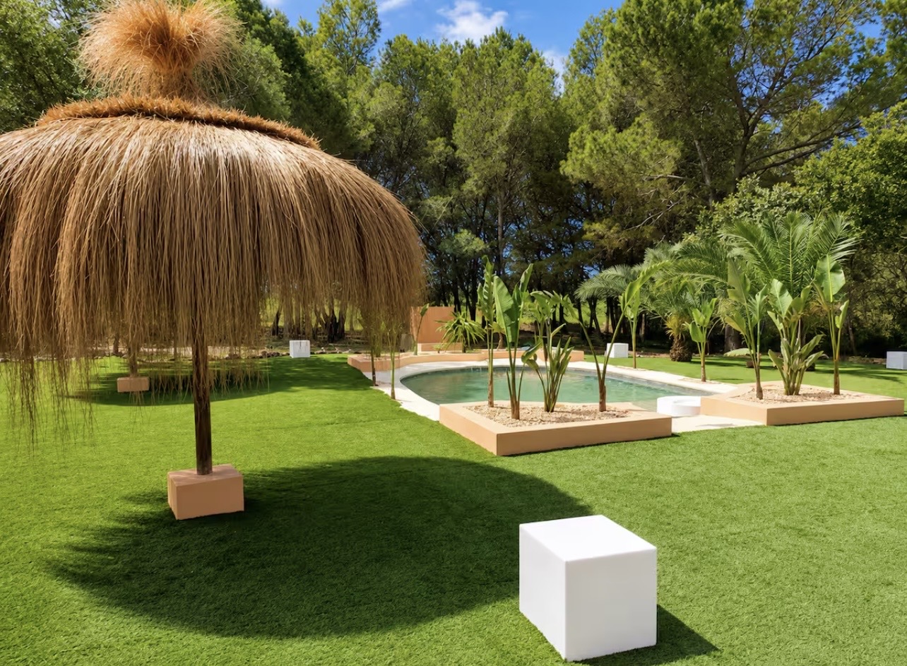 Pool und Garten mit Sonnenschirm an der Retreat-Finca nahe Palma auf Mallorca