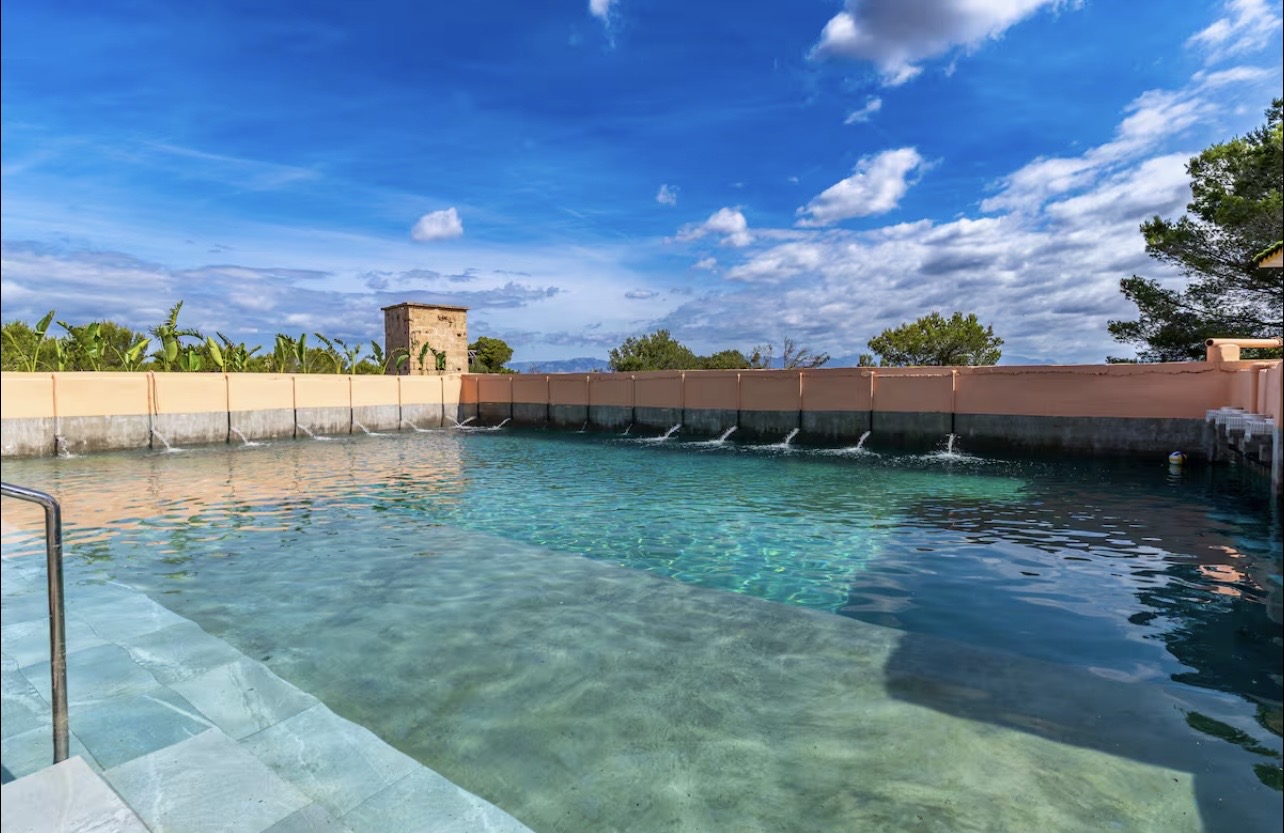 Weitläufiger Poolbereich im Garten der Retreat-Finca nahe Palma