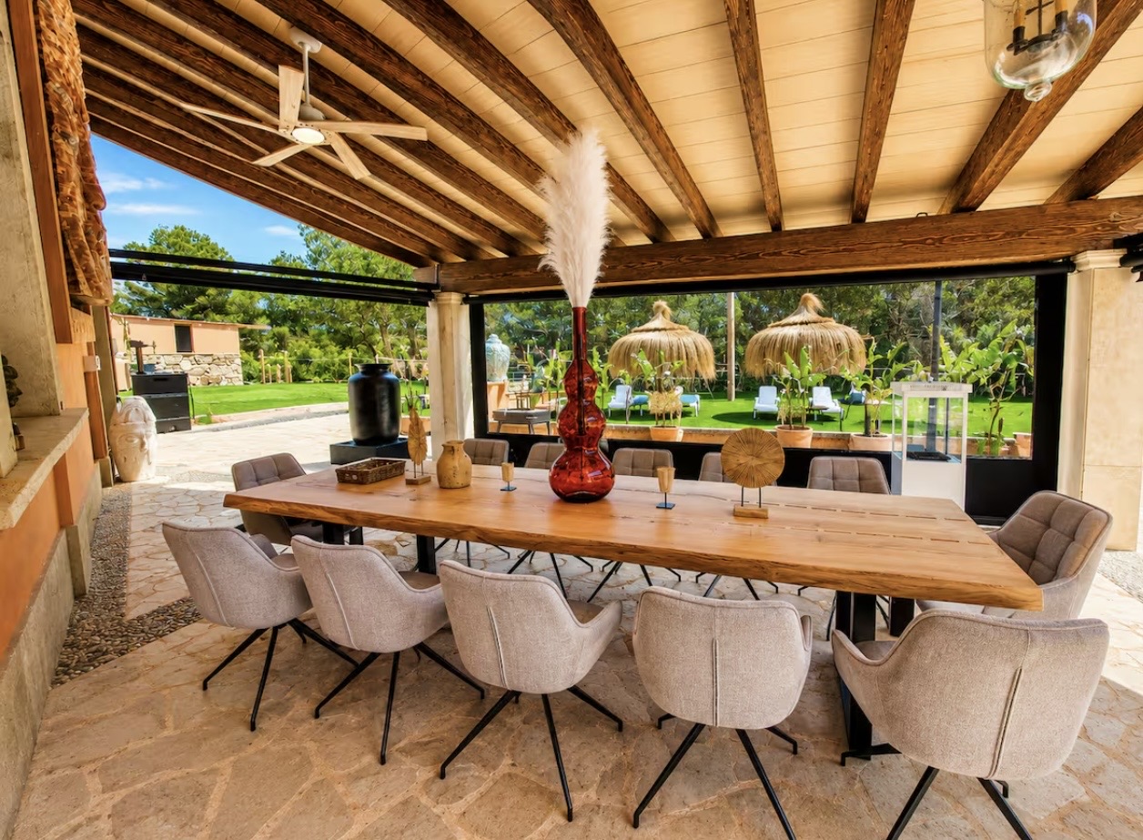 Überdachter Essplatz im Freien an der Retreat-Finca auf Mallorca