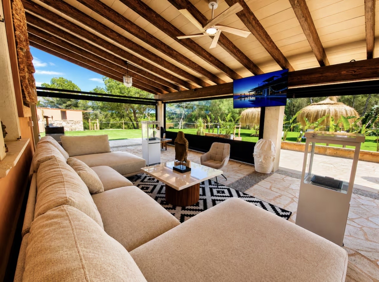 Helle Terrassenlounge der Retreat-Finca nahe Palma auf Mallorca
