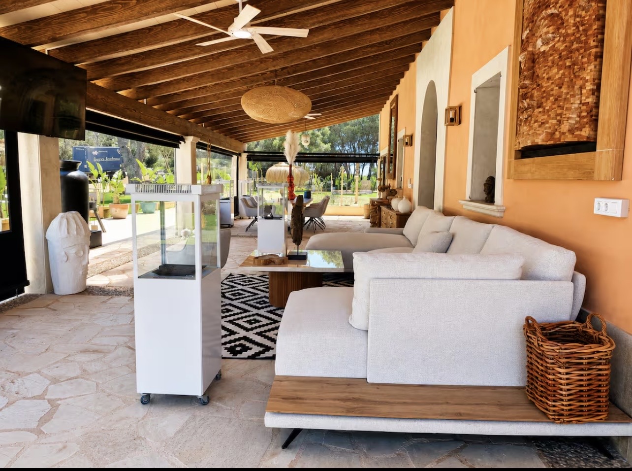 Überdachte Lounge mit Blick in den Garten der Retreat-Finca