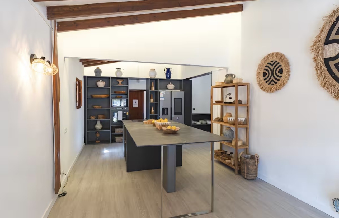 Großzügiger Ess- und Kochbereich der Retreat-Finca nahe Palma
