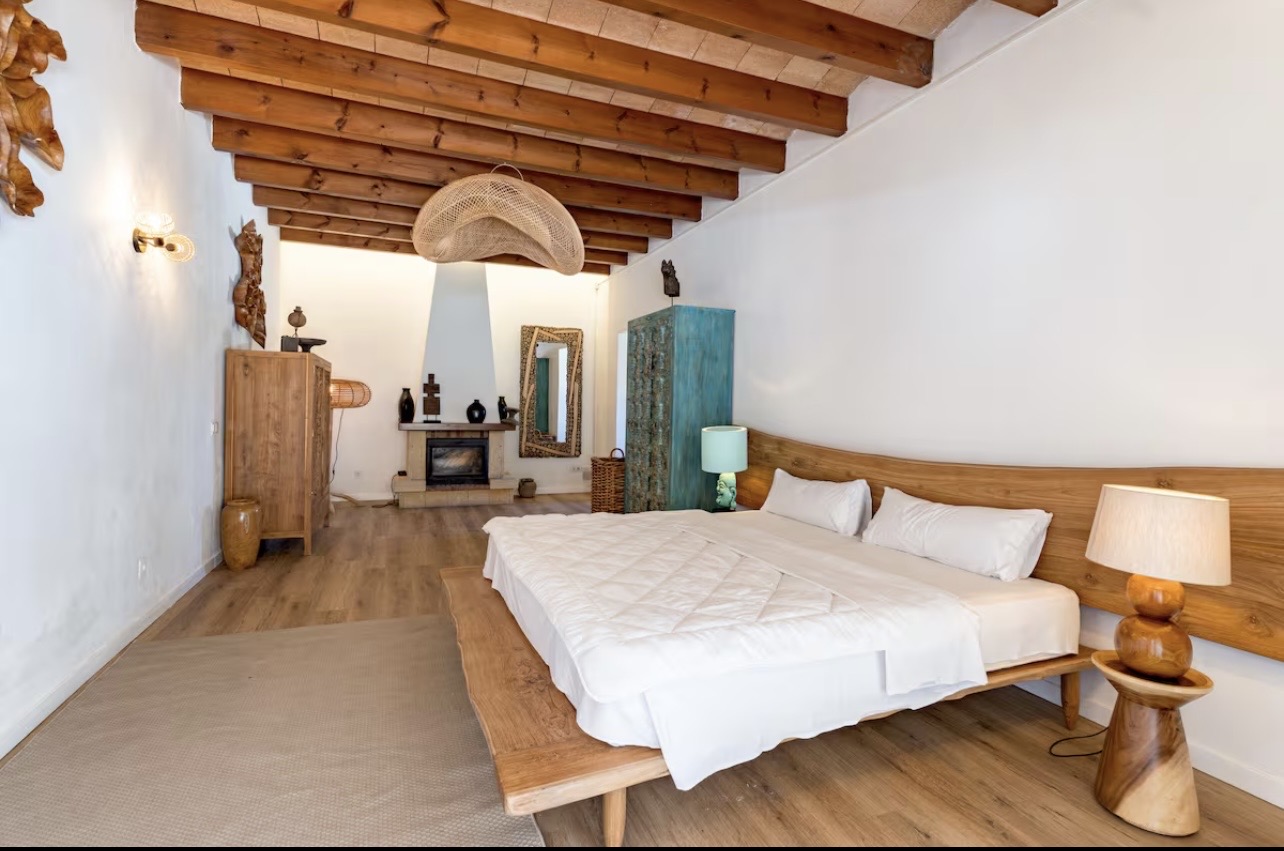 Helles Doppelzimmer mit Holzbalken in der Retreat-Finca nahe Palma