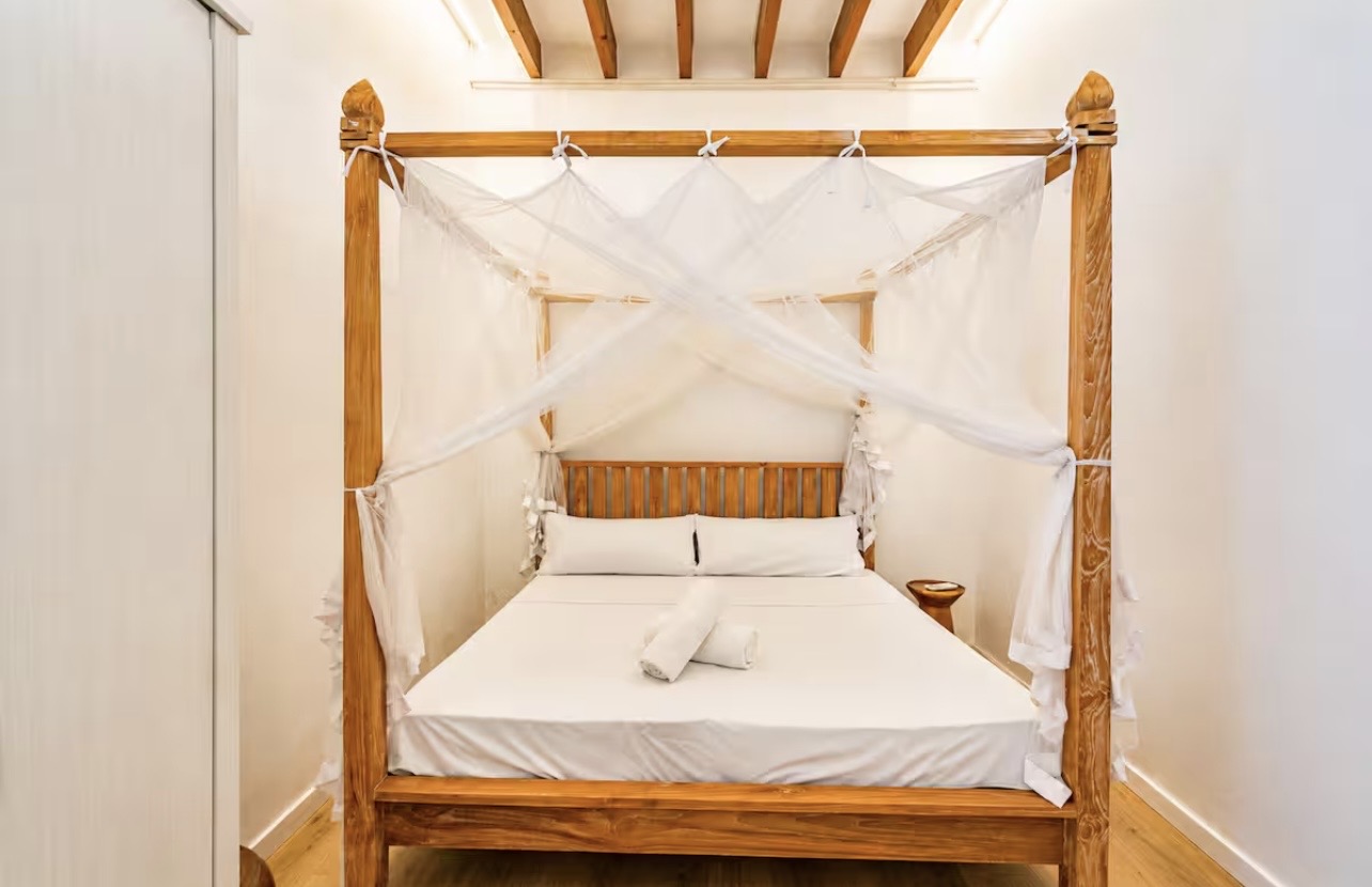 Ruhiges Schlafzimmer mit Himmelbett in der Retreat-Finca auf Mallorca