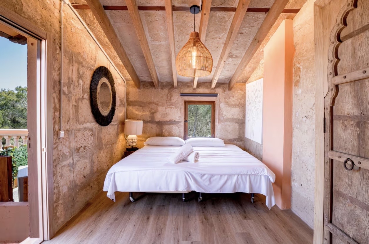 Ruhiges Doppelzimmer mit Natursteinwand in der Retreat-Finca