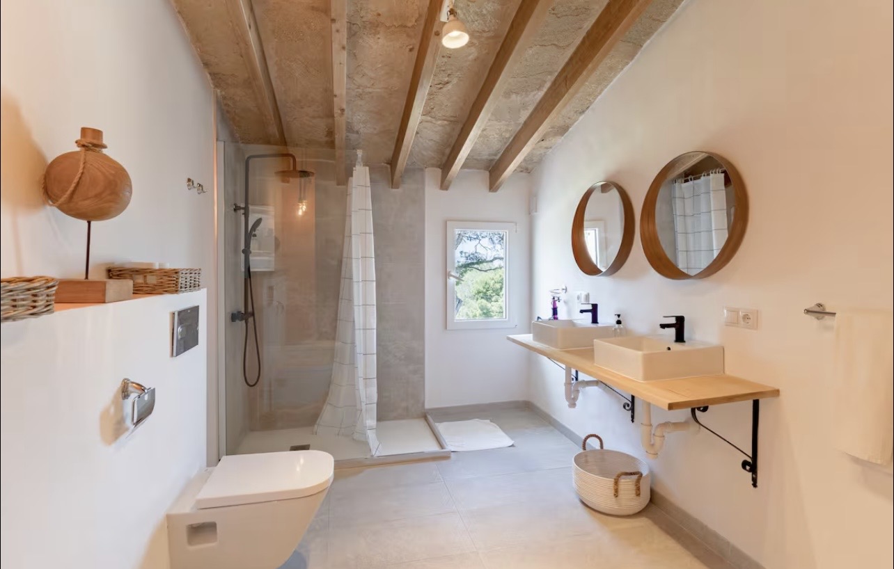 Modernes Badezimmer mit Doppelwaschbecken und Dusche in der Retreat-Finca auf Mallorca