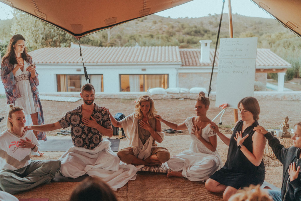 Teilnehmende in einer verbundenen Gruppenübung beim Retreat